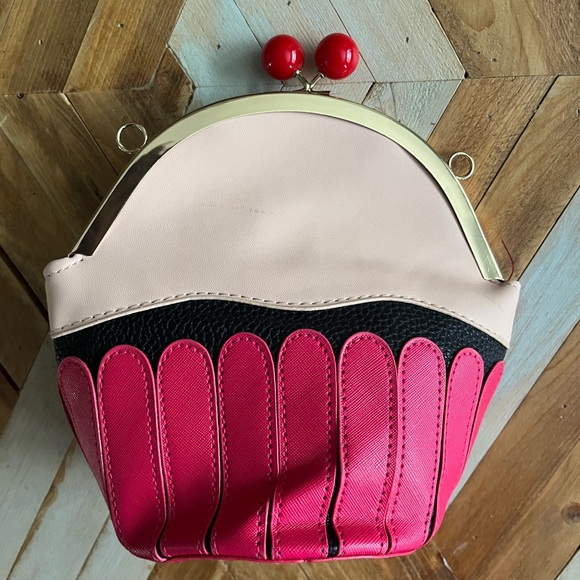 Super cute cupcake purse with gem detailing - Picture 3 of 6